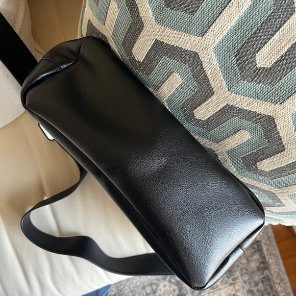 NA-KD Buckle Totebag Black Magnetic Snap closure Zip Pocket inside - Picture 5 of 8